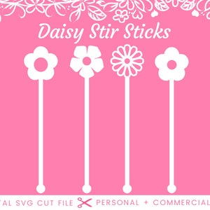 Könnte beinhalten: Vier weiße, margeritenförmige Rührstäbchen auf rosa Hintergrund. Der Text "Daisy Stir Sticks" befindet sich oben im Bild. Der Text "DIGITAL SVG CUT FILE PERSONAL + COMMERCIAL USE" befindet sich unten im Bild.