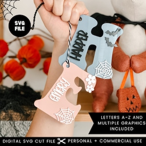 Etykieta z inicjałem na Halloween, wycinana laserowo, plik Glowforge | Pliki SVG na etykietę z imieniem na Halloween | Tagi na Halloween | Plik wycinany na Halloween Cricut