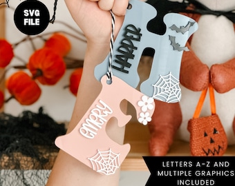 Etiqueta de nome inicial de Halloween: fonte retrô, morcegos e aranhas SVG (download digital)
