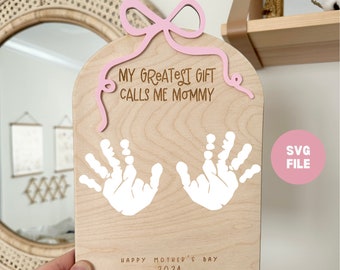 Letrero con huella de mano para el Día de la Madre SVG: Diseño de lazo, regalo DIY (Descarga digital)