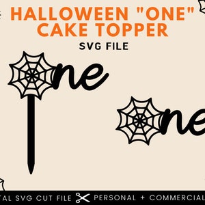 Peut inclure: Fichier de découpe SVG noir et blanc d'une toile d'araignée avec le mot "one" en écriture cursive. La toile d'araignée est sur un bâton, ce qui en fait un topper de gâteau. Le texte "HALLOWEEN "ONE" CAKE TOPPER" est en haut de l'image. Le texte "SVG FILE" est sous le topper de gâteau. Le texte "DIGITAL SVG CUT FILE PERSONAL + COMMERCIAL USE" est en bas de l'image.