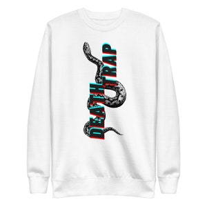Peut inclure: Sweat-shirt blanc avec un motif de serpent noir et blanc et le texte "DEATHTRAP" en rouge, bleu et noir.
