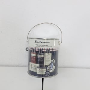 Puede incluir: Una taza de cer&aacute;mica blanca con asa negra y el texto "But First, Coffee" en estilo manuscrito. La taza probablemente tiene una capacidad de unos 350 ml, ideal para una bebida matutina.