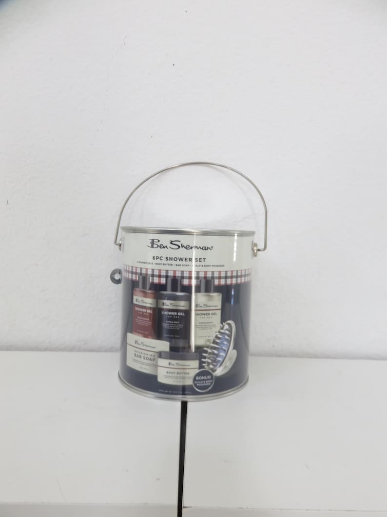 Puede incluir: Una taza de cer&aacute;mica blanca con asa negra y el texto "But First, Coffee" en estilo manuscrito. La taza probablemente tiene una capacidad de unos 350 ml, ideal para una bebida matutina.