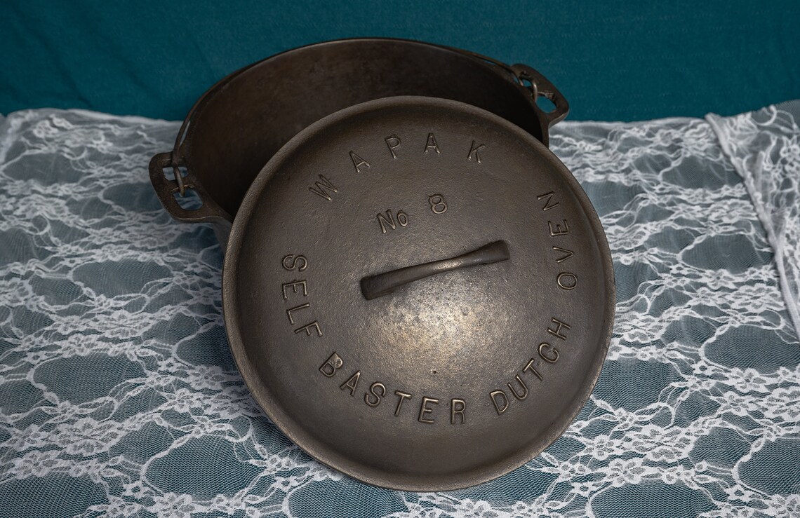 No. 8 Wapak Self Baster Dutch Oven Cast Iron, Raised Letter Lid, Hard