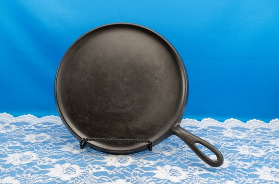 No. 9 Griswold Slant Logo Reinforced Cast Iron Round Flat