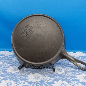 No. 7 Favorite Piqua Ware Cast Iron Skillet