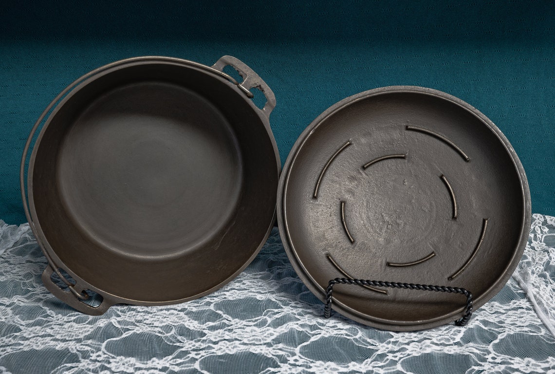 No. 8 Wapak Self Baster Dutch Oven Cast Iron, Raised Letter Lid, Hard