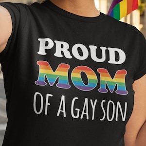ゲイの息子を持つ誇り高き母親のシャツ | 楽しい LGBTQ プライドギフト | プライド T シャツ | 平等 T シャツ