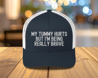 "Lustiger Millennial bestickter Trucker-Hut: ""My Tummy Hurts""."