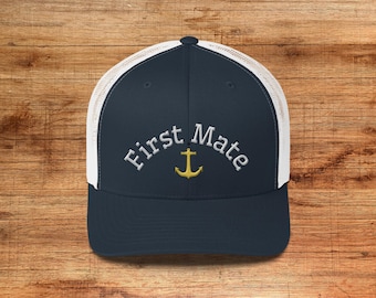 Erster Kamerat Trucker Hat | Fun Boating bestickte Mesh Back Cap | Geschenk für Seeliebhaber