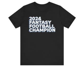 Op de afbeelding: Zwart T-shirt met de tekst "2024 FANTASY FOOTBALL CHAMPION" in witte en blauwe letters. Dit T-shirt met korte mouwen en ronde hals is ideaal voor casual wear of om een fantasy football overwinning te vieren.