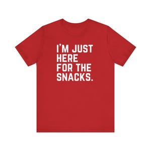 Ich bin nur für die Snacks hier Unisex Fantasy Football T-Shirt