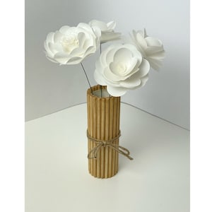 Vaso legno con fiori di carta, stile japandi, fiori di carta pergamenata, fiori origami.