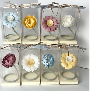party favor, place card, self-supporting paper flower