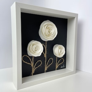 Quadro con fiori di carta pergamenata