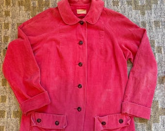 Puede incluir: Chaqueta de pana rosa brillante con cuello redondo, cierre de botones y dos bolsillos delanteros. La chaqueta tiene mangas largas con puños doblados y botones marrones oscuros. La tela tiene una apariencia texturizada.