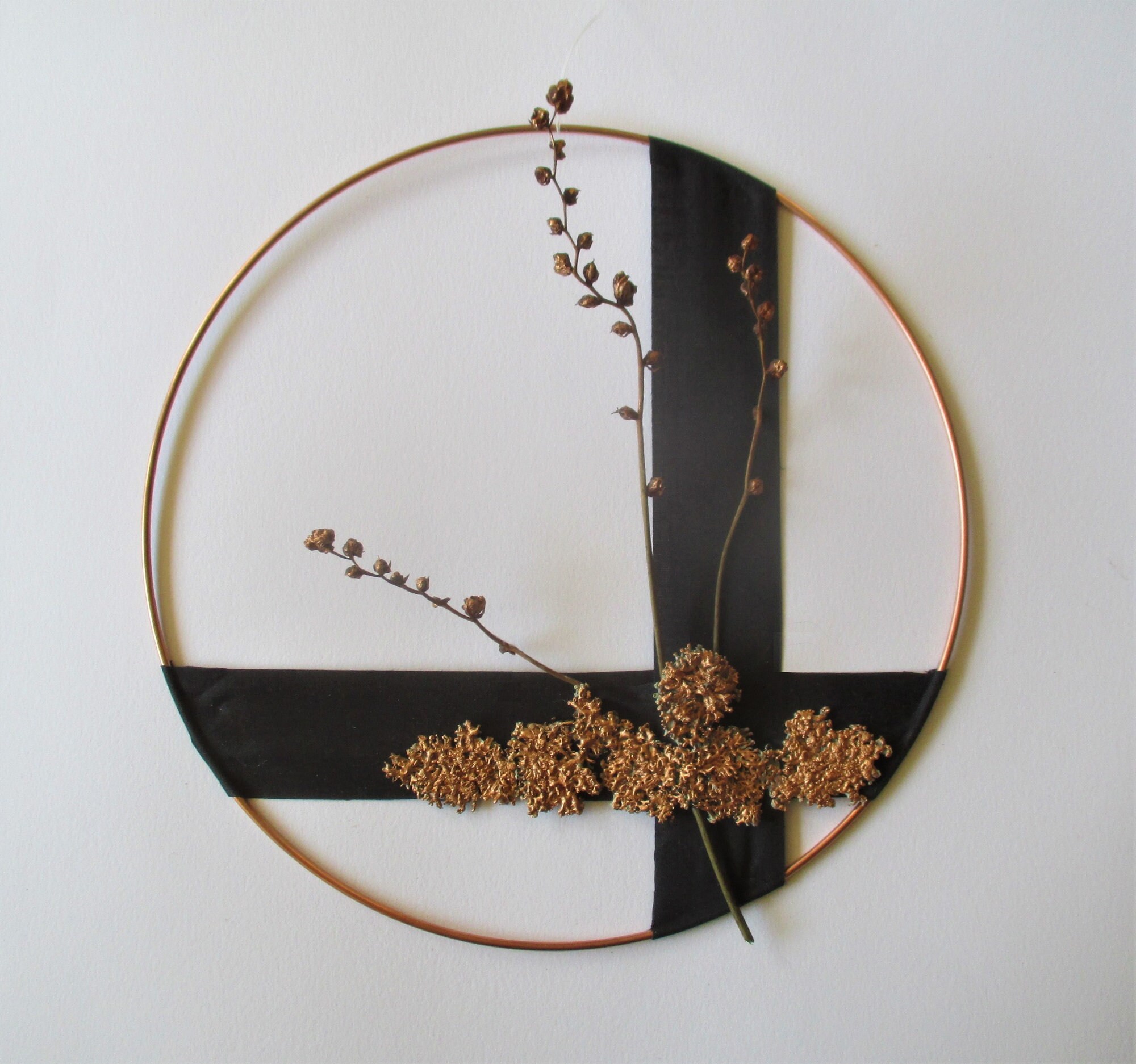 Tableau Bijoux de La Forêt, Cercle Cuivre avec Lichens Cuivrés sur Cousus Croix Toile Noire