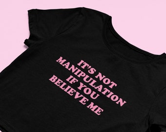 Puede incluir: Top corto negro con texto rosa que dice "No es manipulación si me crees."