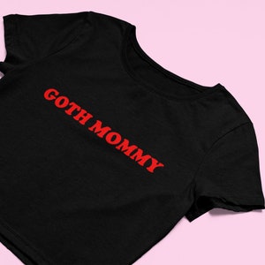 Crop top gothique Mommy | Cadeau pour petite amie | Vêtements de l&#39;an 2000 | haut court amusant | Chemise graphique | Cadeau mignon | pièce en t drôle | T-shirt des années 2000
