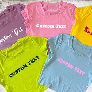 Benutzerdefinierte Text Crop Top | Personalisiertes Grafik-T-Shirt | Y2K tailliertes Hemd | Geschenk für Sie | Individuell gefertigtes Geschenk für Freundin | Gestalte Dein Eigenes Crop-Top