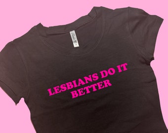 Lesbians Do It Better SNUG FIT Crop Top / Top corto carino / Top grafico / Regalo per lei / Maglietta Y2K / Top corto Y2K / Regalo per un'amica / Maglietta per neonati