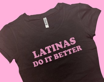 Latinas Do It Better SNUG FIT Crop Top / Crop Top carino / Graphic Top / Regalo per lei / Y2K Tee / Y2K crop top / Regalo per un amico / Baby Tee