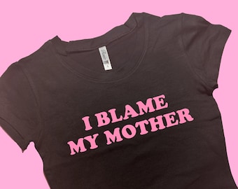 La faute à ma mère - Haut court COUPE COUPE | haut court | Haut graphique | cadeau pour elle | An 2000 T-shirts bébé | Haut court de l'an 2000 | Cadeau pour un ami