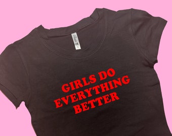 Las niñas hacen todo mejor SNUG FIT Crop Top / Graphic Top / Regalo para ella / Y2K Baby Tee / Y2K crop top / Regalo para amigo / Eslogan divertido