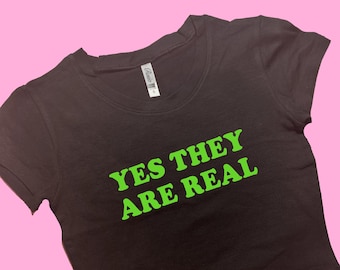Sí, son realmente SNUG FIT Crop Top / Graphic Top / Regalo para ella / Y2K Baby Tee / Y2K crop top / Regalo para amigo / Eslogan divertido