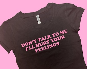 Puede incluir: Una camiseta negra recortada con texto rosa que dice "No me hables, te haré daño."