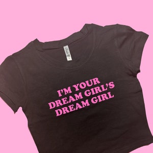 ドリームガール スナッグフィット クロップトップ | キュートなクロップトップ | グラフィックトップ | 彼女へのギフト | Y2K Tシャツ | Y2K クロップトップ | 友人へのギフト | ベビーTシャツ