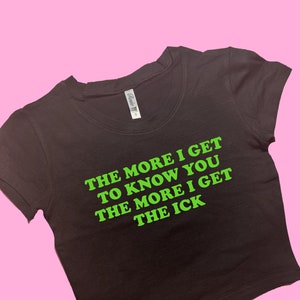 Cuanto más me pongo, más asco. Top corto ajustado. Top corto. Top gráfico. Regalo para ella. Camiseta Y2K. Top corto Y2K. Regalo para una amiga. Camiseta para bebé.