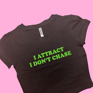 I Attract I Don&#39;t Chase SNUG FIT Crop Top | Cute Crop Top | Graphic Top | Gift For Her | Y2K Tee | Y2K crop top | Gift for friend | Baby Tee