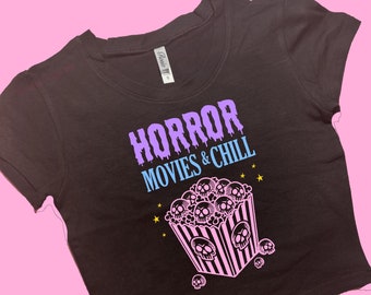 Horrorfilms Chill NAUWSLUITENDE crop top | Top met print | Cadeau voor haar | Y2K-croptop | Cadeau voor Halloween | Baby-T-shirt | Leuk Halloween-bijgesneden T-shirt