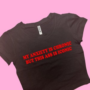 Meine Angst ist chronisch SNUG FIT Crop Top | Niedliches Crop-Top | Grafik Top | Geschenk für sie | Y2K Baby T-Shirt | Y2K Crop-Top | Geschenk für Freund |