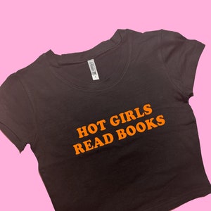 Hot Girls Read Books ぴったりフィット クロップトップ | グラフィックトップ | 彼女へのギフト | Y2K ベビーTシャツ | Y2K クロップトップ | 友人へのギフト | 面白いスローガン