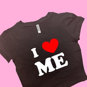 Haut court I Love Me AJUSTÉ | Joli haut court | Haut graphique | cadeau pour elle | T-shirt de l'an 2000 | Cadeau pour petite amie haut court de l'an 2000 | T-shirt bébé