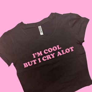 Je suis cool mais je pleure beaucoup SNUG FIT Crop Top | Haut court mignon | Haut graphique | Cadeau pour elle | Tee-shirt bébé Y2K | Haut court de l’an 2000 | Cadeau pour un ami |