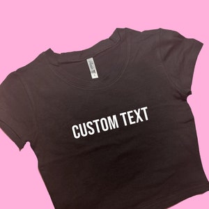Benutzerdefinierter Text SNUG FIT bn Crop Top | Benutzerdefinierte Crop Top | Grafik Top | Geschenk für sie | Y2K T-Shirt | Geschenk für Freundin | Y2K Crop-Top | Kundenspezifisches Geschenk