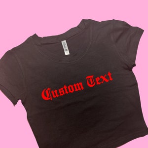 Haut court COUPE COUPE avec texte personnalisé | Haut court personnalisé | Haut graphique | cadeau pour elle | T-shirt de l'an 2000 | Cadeau pour petite amie | Haut court de l'an 2000 | Cadeau personnalisé