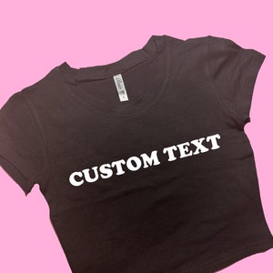 Benutzerdefinierte SNUG FIT Crop Top CB | Benutzerdefinierte Crop Top | Grafik Top | Geschenk für sie | Y2K T-Shirt | Geschenk für Freundin | Y2K Crop-Top | Kundenspezifisches Geschenk