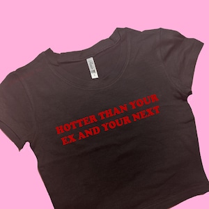 Heißer als Ihr Ex SNUG FIT Crop Top | Benutzerdefinierte Crop Top | Grafik Top | Geschenk für sie | Y2K | Geschenk für Freundin Y2K Crop-Top | Kundenspezifisches Geschenk