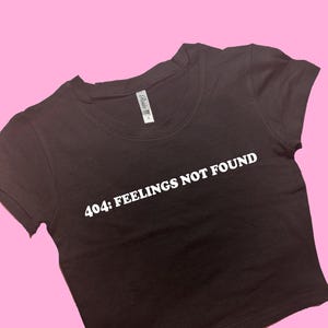 404 SNUG FIT Bauchfreies Top | Benutzerdefinierte Crop Top | Grafik Top | Geschenk für sie | Y2K | Geschenk für Freundin | Y2K Crop-Top | Kundenspezifisches Geschenk