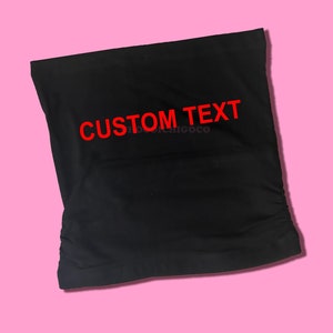 Puede incluir: Top de tubo negro con el texto "CUSTOM TEXT" bordado en rojo.