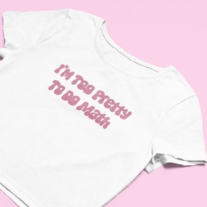 数学をするには可愛すぎるクロップトップ | ゆったりとしたクロップトップ | Y2K の服 | トレンディなトップ | グラフィック シャツ | かわいいギフト | 女の子用シャツ | 女の子用クロップトップ |