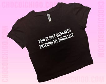 Ból to tylko słabość wkraczająca do mojego stanu umysłu. Krótki top SNUG FIT | Krótki top na siłownię | Koszulka motywująca do ćwiczeń | Koszulka dla dziewczynek do ćwiczeń | Odzież sportowa