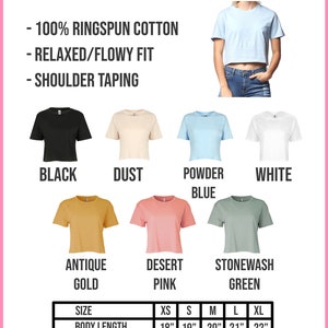 Puede incluir: Un gr&aacute;fico que muestra la tabla de tallas para una camiseta corta de manga corta. La tabla muestra la talla, la longitud del cuerpo, el ancho del cuerpo y la longitud de la manga en pulgadas. Los colores de las camisetas son negro, polvo, azul polvo, blanco, oro antiguo, rosa desierto y verde lavado a la piedra.
