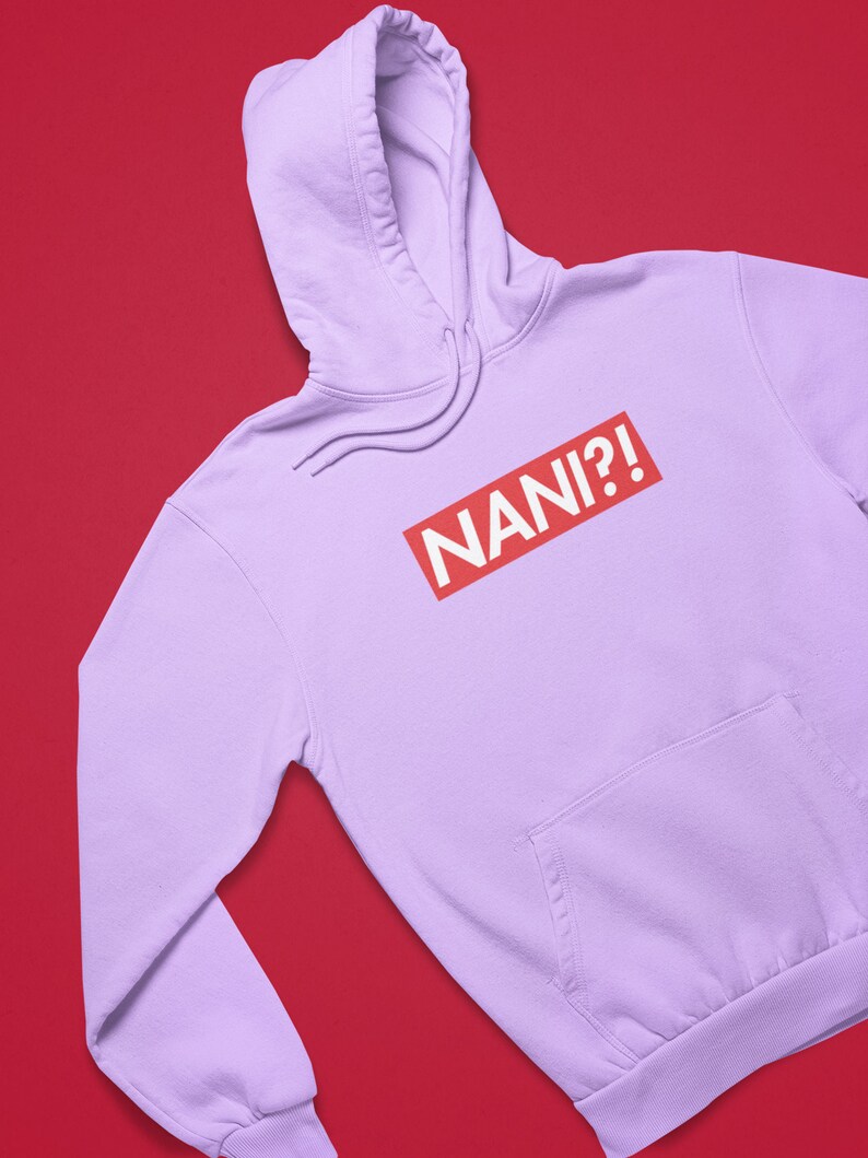 K&ouml;nnte beinhalten: Ein helllila Kapuzenpullover mit einer Vordertasche und einer Kapuze mit Kordelzug. Der Kapuzenpullover zeigt das Wort "NANI?!" in wei&szlig;er Schrift in einem roten Rechteck auf der Brust.