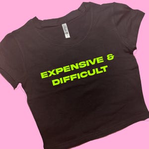 Teuer & schwer SNUG FIT Crop Top | Benutzerdefinierte Crop Top | Grafik Top | Geschenk für sie | Y2K T-Shirt | Geschenk für Freundin | Y2K Crop-Top | 90er Jahre Y2K Crop